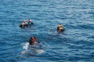 divers make their first open water dive with new full face masks in palau with bentprop